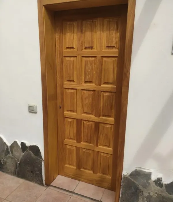 Puerta de madera de estilo clásico con molduras.