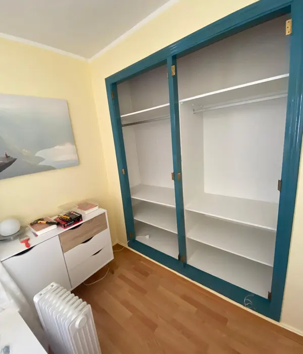 Armario blanco con detalles azules.