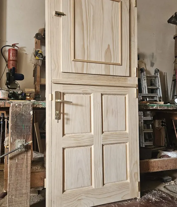 Puerta de madera restaurada.