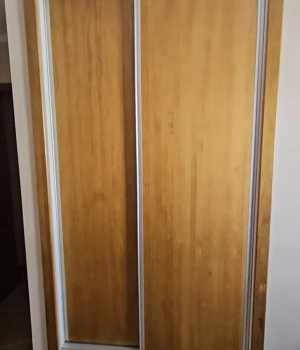 Armario con puertas correderas.