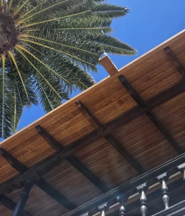 Pérgola instalada en una zona exterior.