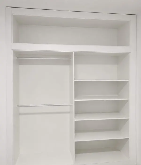Estantería blanca con compartimentos abiertos.