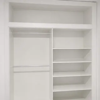 Isla de cocina integrada con cajoneras