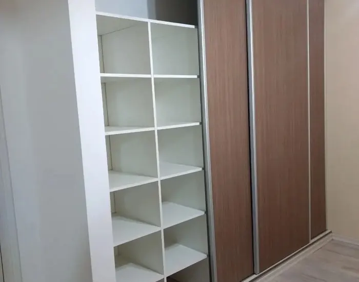 Distribución interior de un armario con zonas de almacenaje
