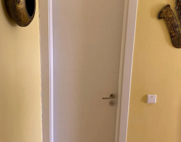 Puerta blanca de interior instalada en una vivienda