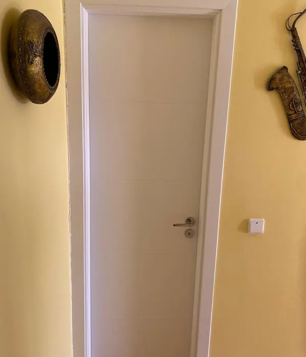 Puerta blanca instalada en un interior.