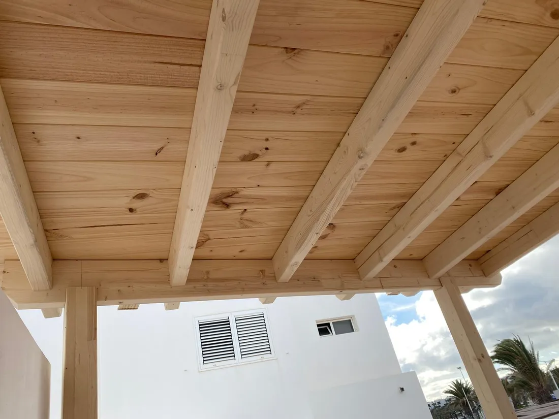 Detalle de una pérgola de madera realizada por Rayco Cáceres en Lanzarote