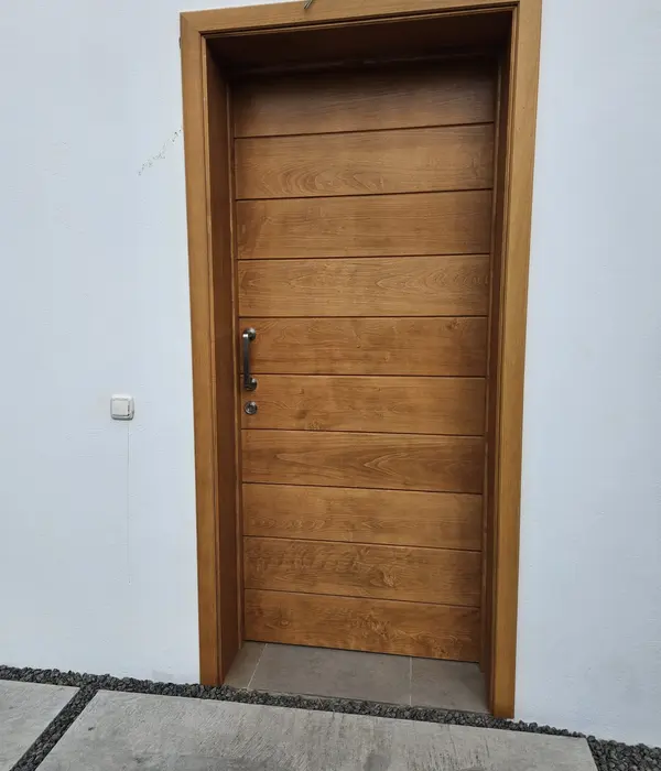 Puerta de madera de diseño moderno.