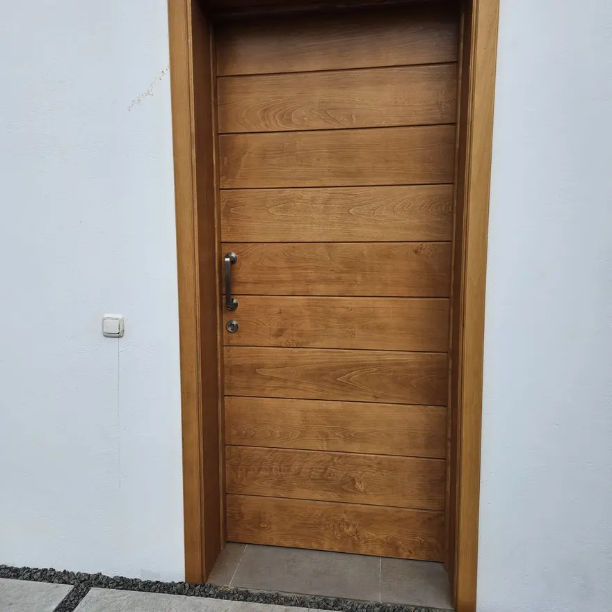 Puerta de madera de diseño contemporáneo de la galería de Rayco Cáceres