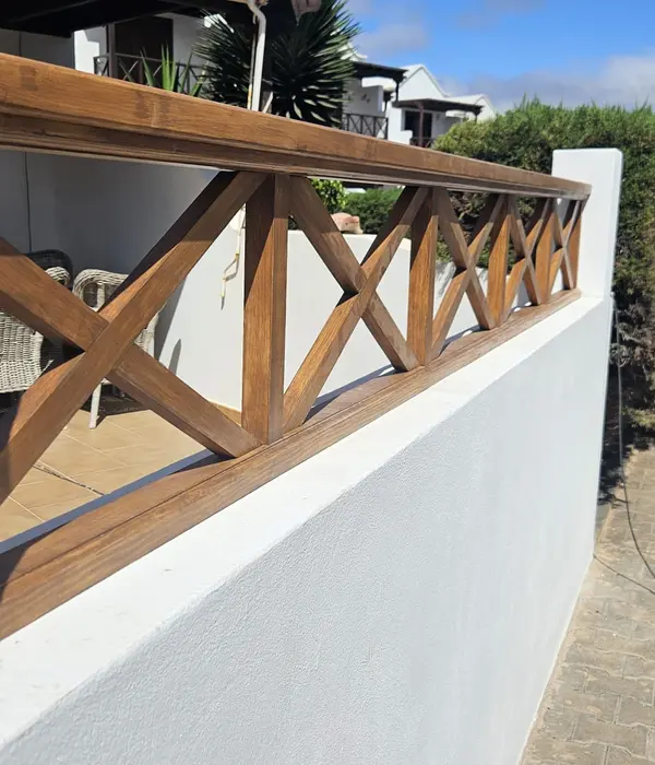 Barandilla de madera instalada junto a una escalera.