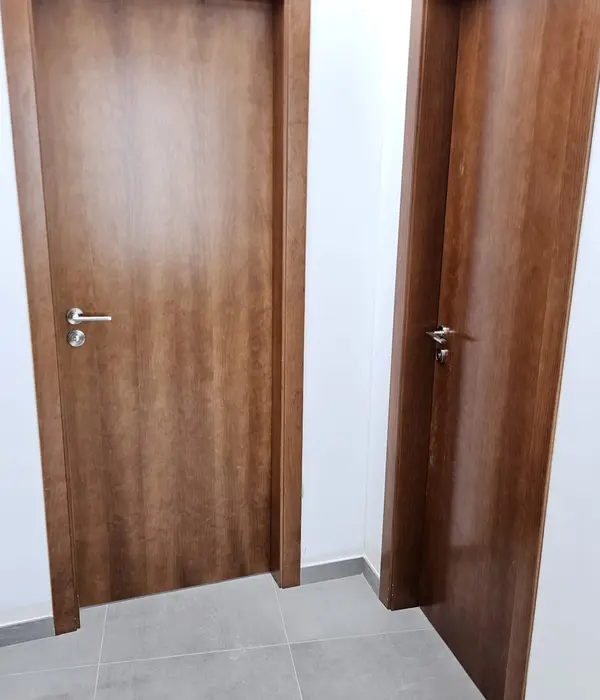 Puertas de madera instaladas en un interior.