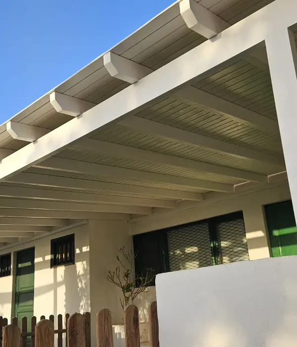 Pérgola blanca en un espacio exterior.