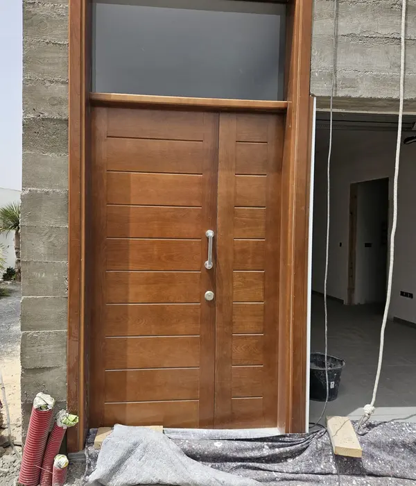 Puerta de madera con paneles de vidrio.