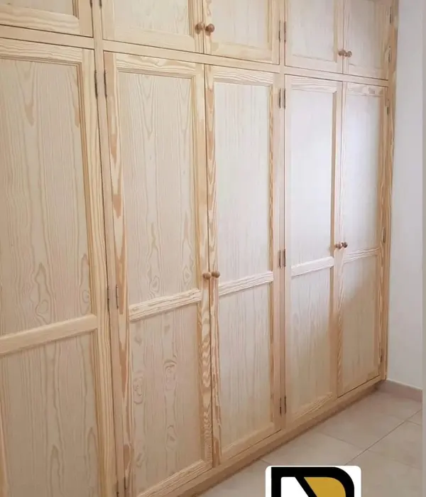 Armario de madera con puertas a medida.