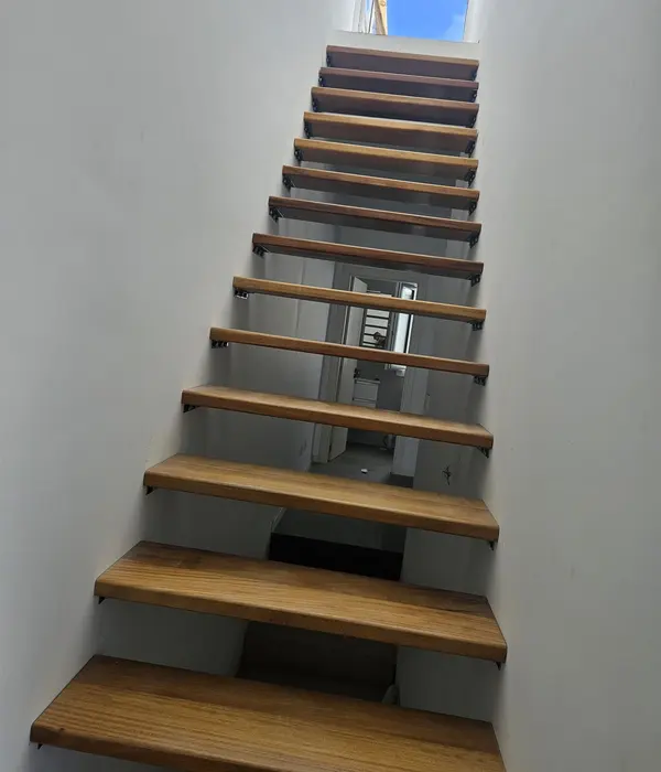 Escalera de madera instalada en un interior.