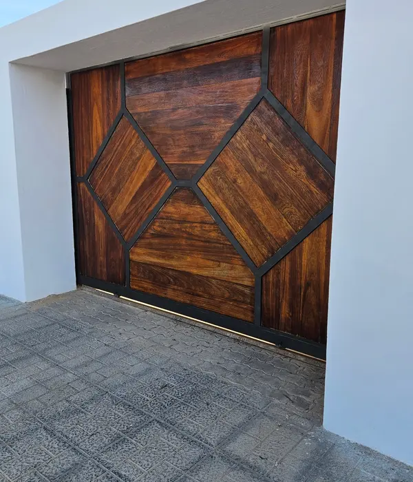 Puerta de madera con un diseño geométrico.
