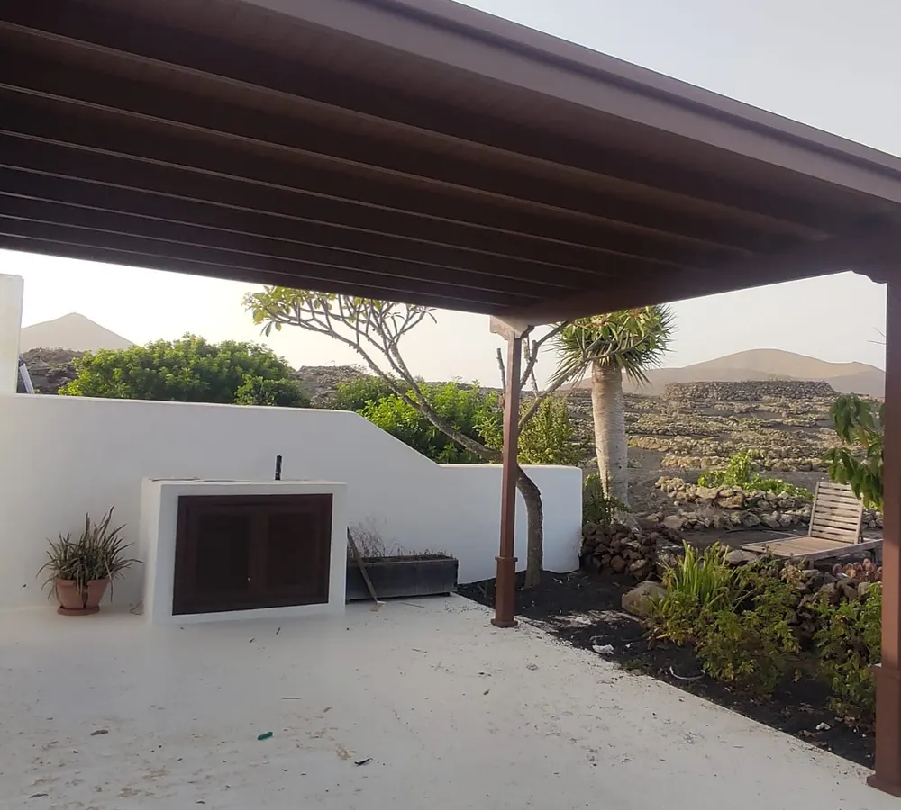 Pérgola artesanal de madera en un patio de Lanzarote, realizada por Rayco Cáceres