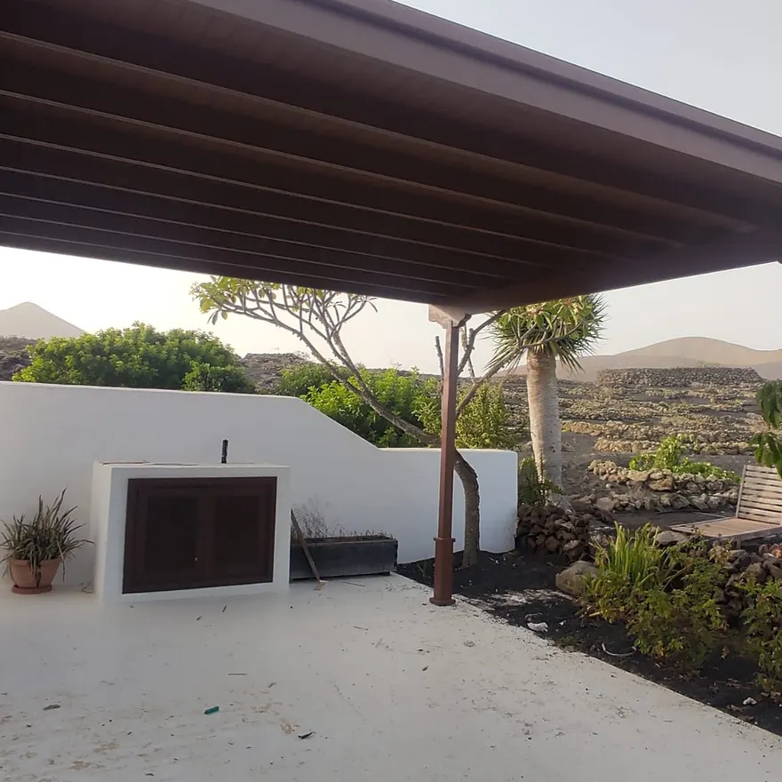 Pérgola de madera en un patio, realizada por Rayco Cáceres