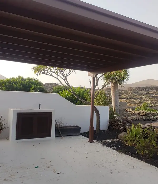 Pérgola de madera instalada en un espacio exterior.