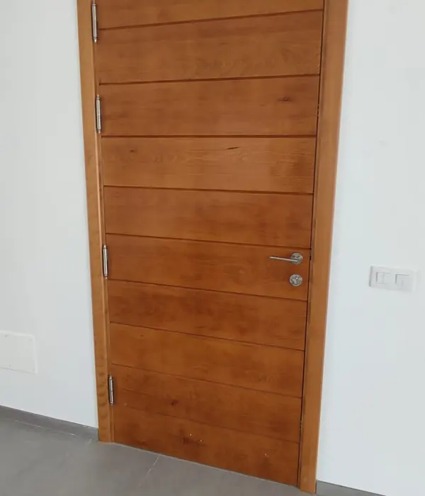 Puerta de madera con un diseño de líneas horizontales.