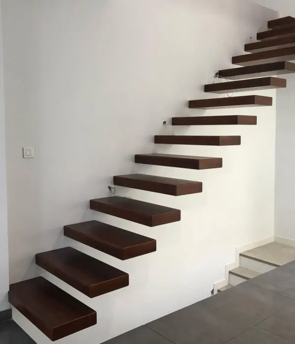 Escalera con peldaños de madera de aspecto flotante.