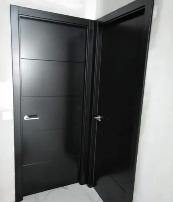 Puertas de madera con acabado oscuro.