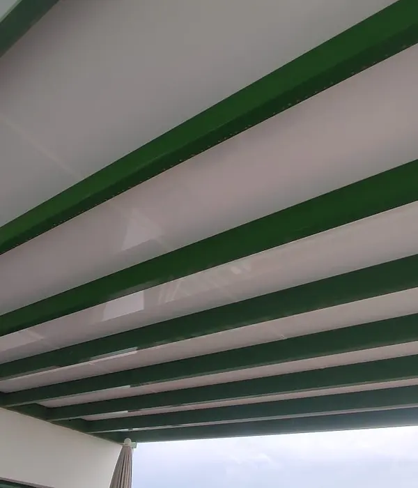 Pérgola exterior con estructura de aluminio.