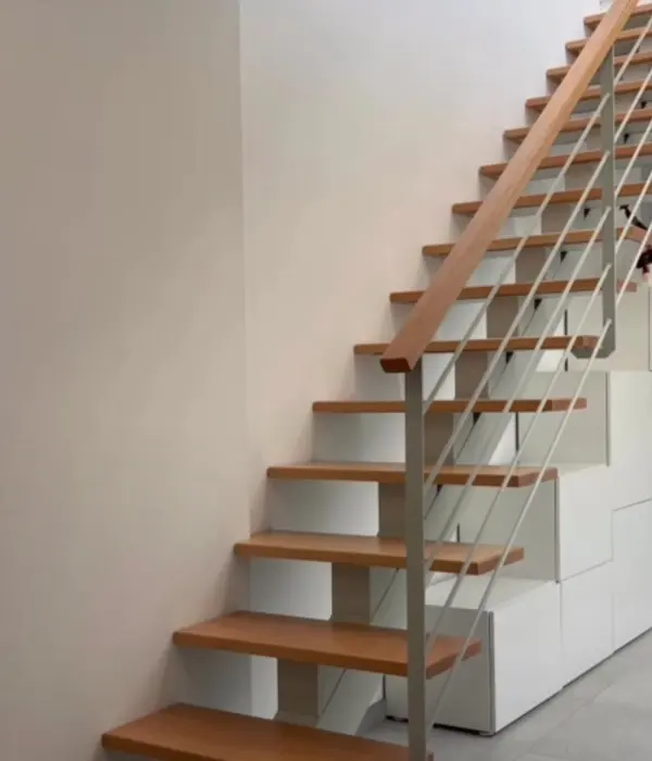 Escalera de madera con barandilla de vidrio.
