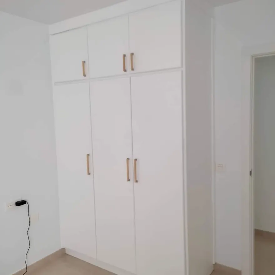 Armario blanco a medida de la galería de Carpintería Rayco Cáceres