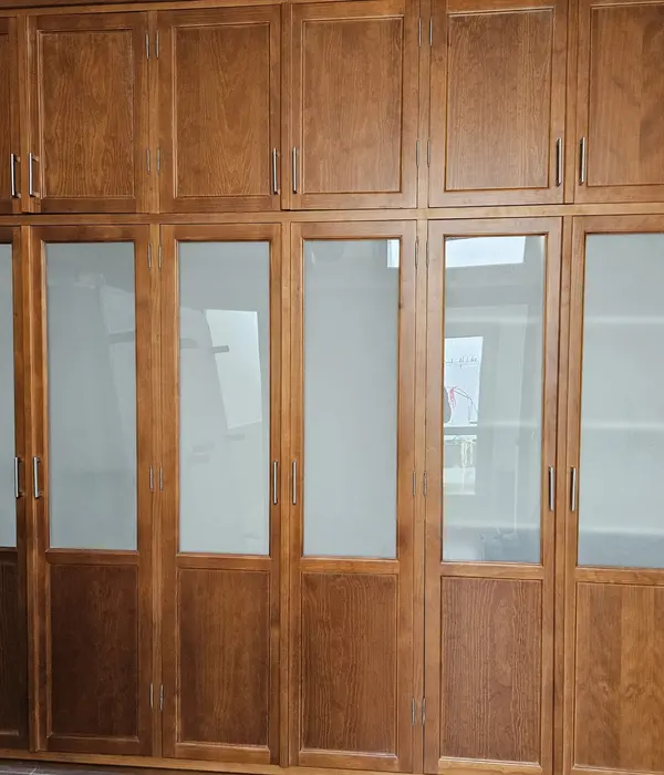 Armario de madera con puertas acristaladas.