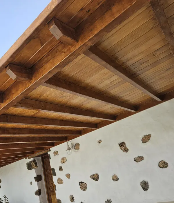 Pérgola con cubierta de madera.