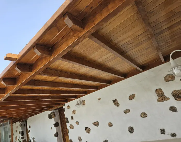 Detalle de vigas y cubierta de una pérgola de madera